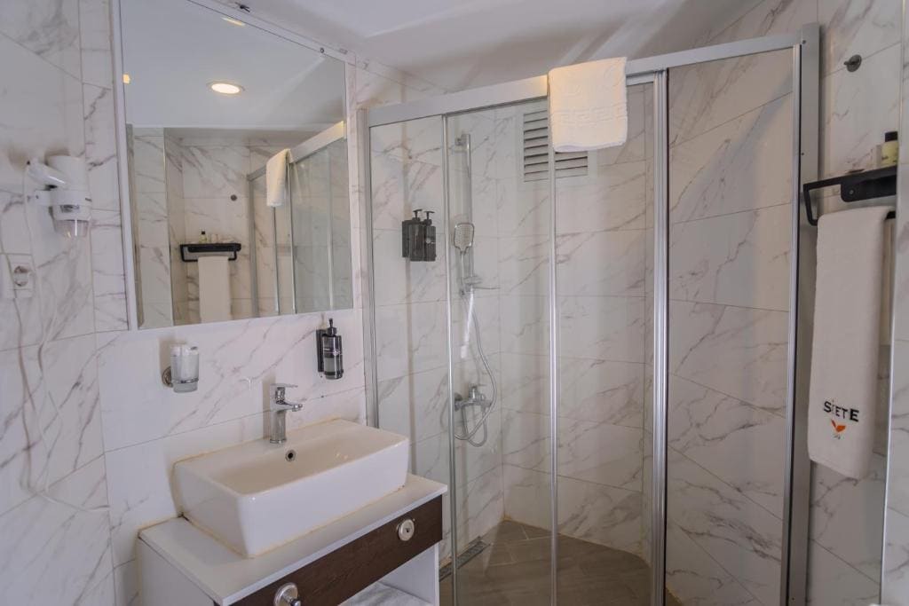 Double Room with Sea View room - Image 2