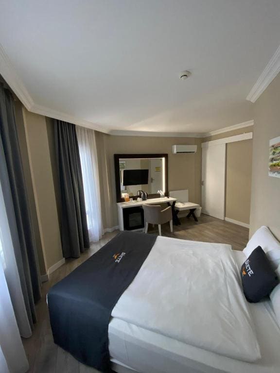 Junior Suite with Balcony room - Image 1