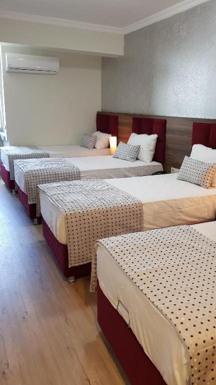Economy Quadruple Room room - Image 2