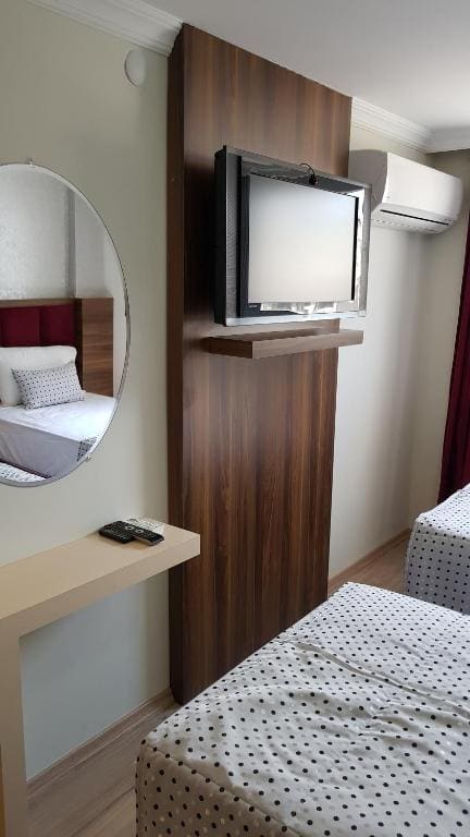 Economy Quadruple Room room - Image 3
