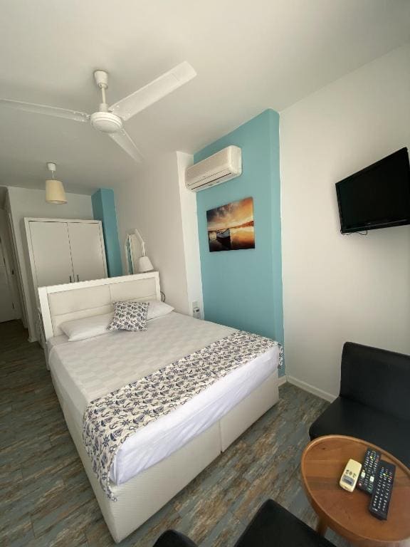 Double Room with Sea View room - Image 2