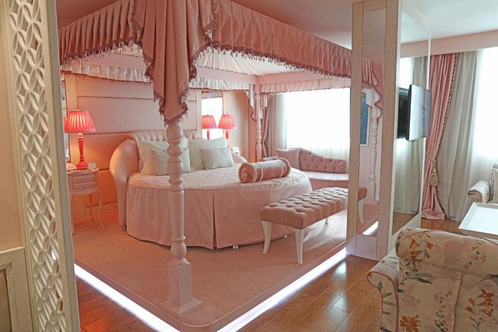 Honeymoon Suite room - Image 1