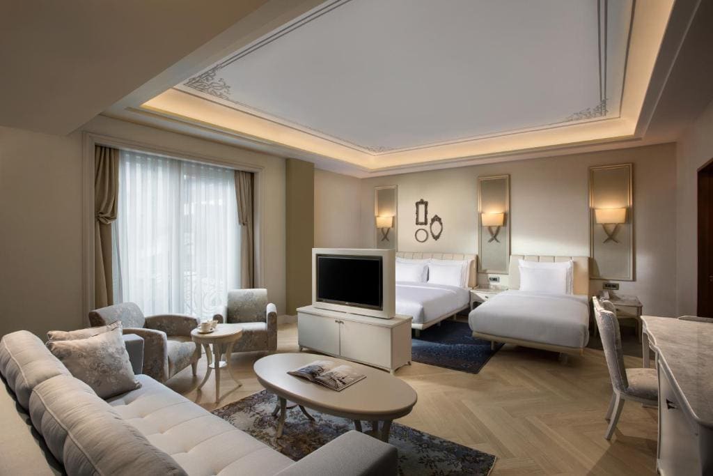 Deluxe Jacuzzi Room room - Image 2