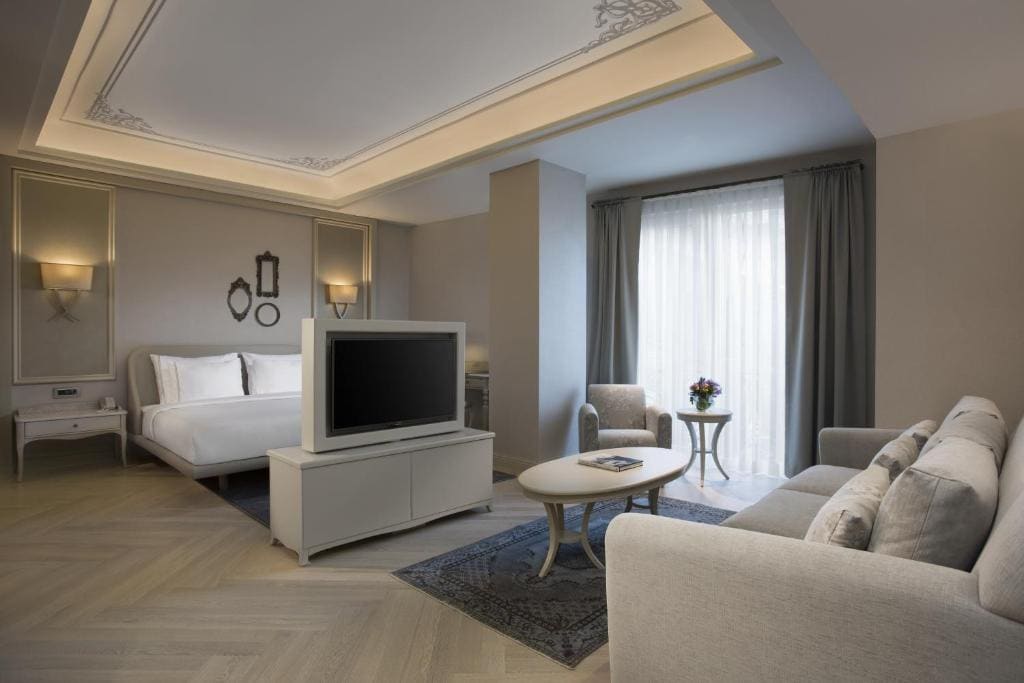 Deluxe Jacuzzi Room room - Image 3
