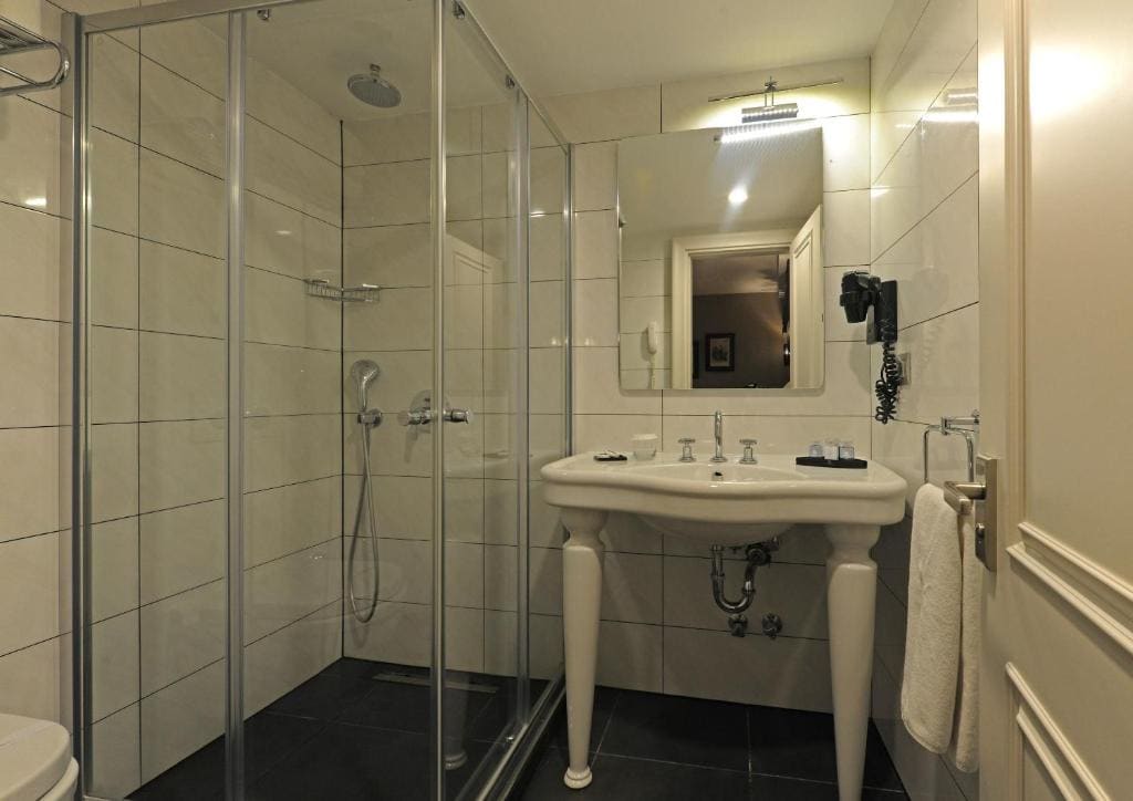 Standard Family Room room - Image 2