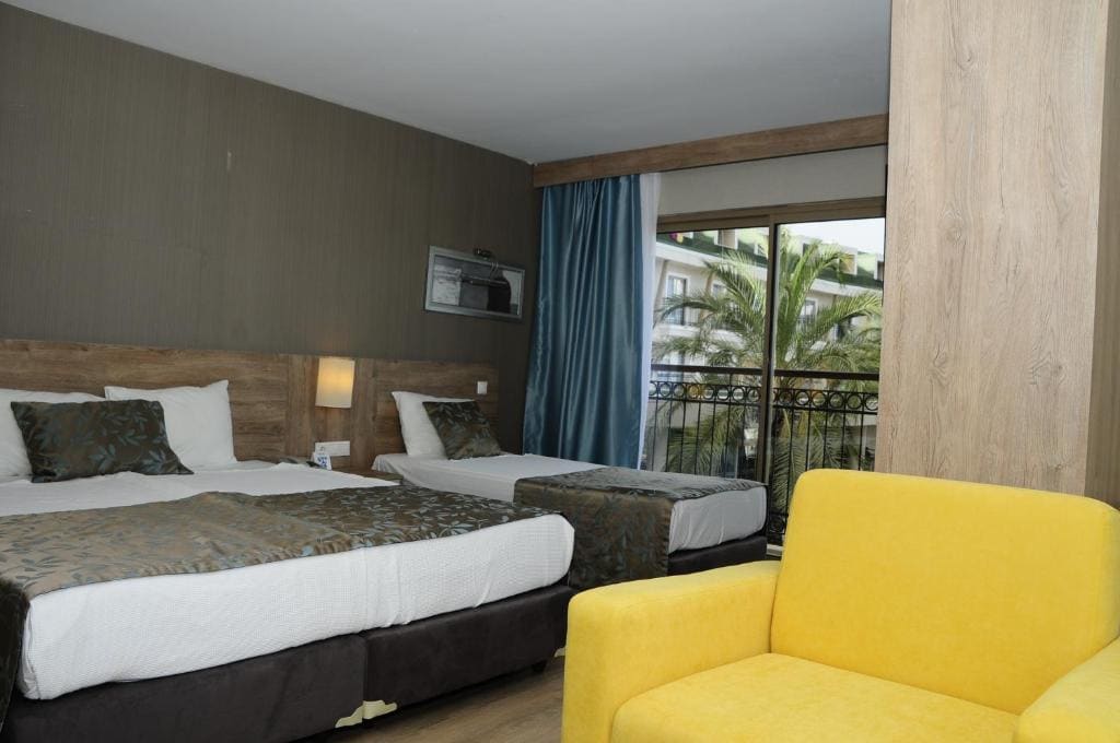 Family Suite with Balcony room - Image 1
