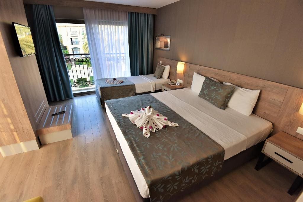 Family Suite with Balcony room - Image 2