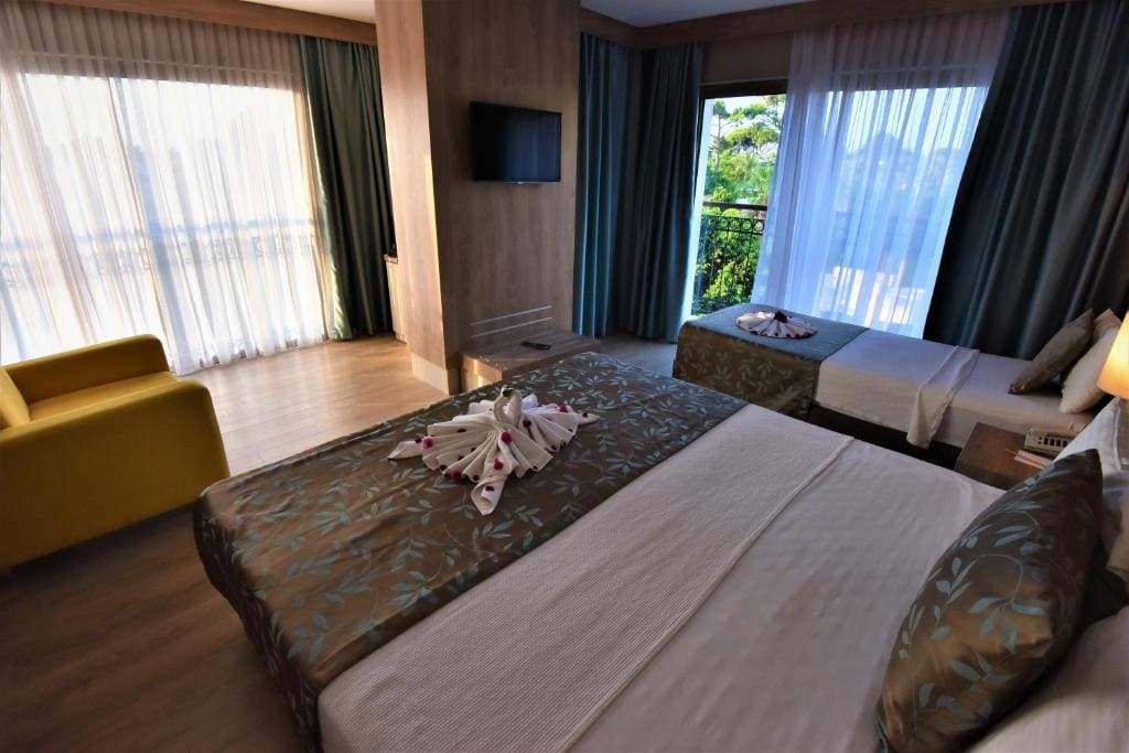 Family Suite with Balcony room - Image 3