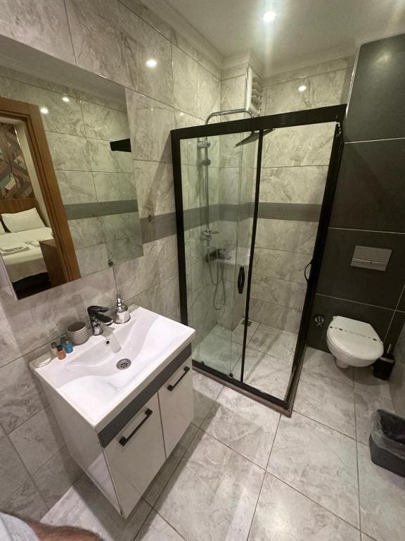 Comfort Triple Room with Shower room - Image 3