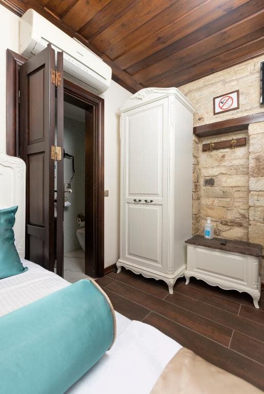 Small Single Room room - Image 1