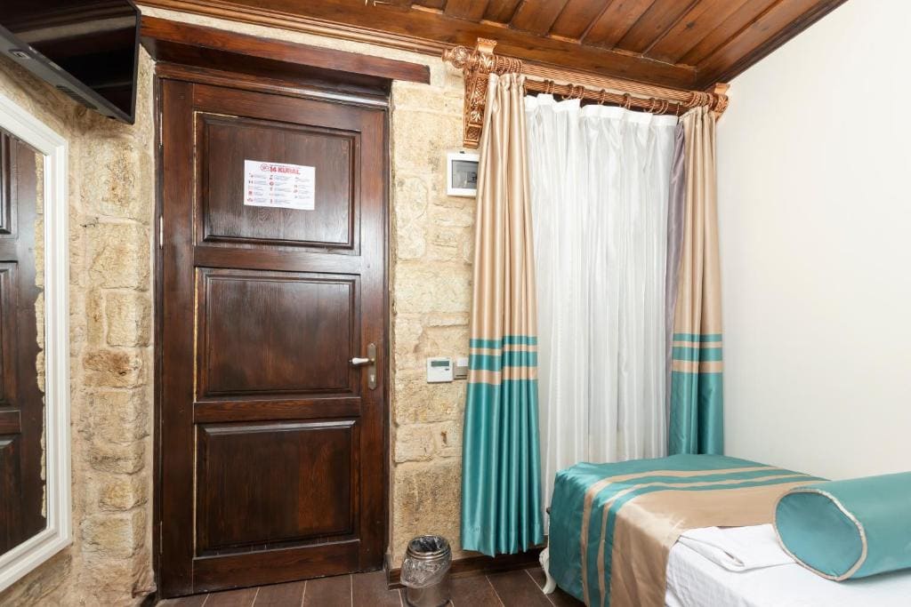 Small Single Room room - Image 3