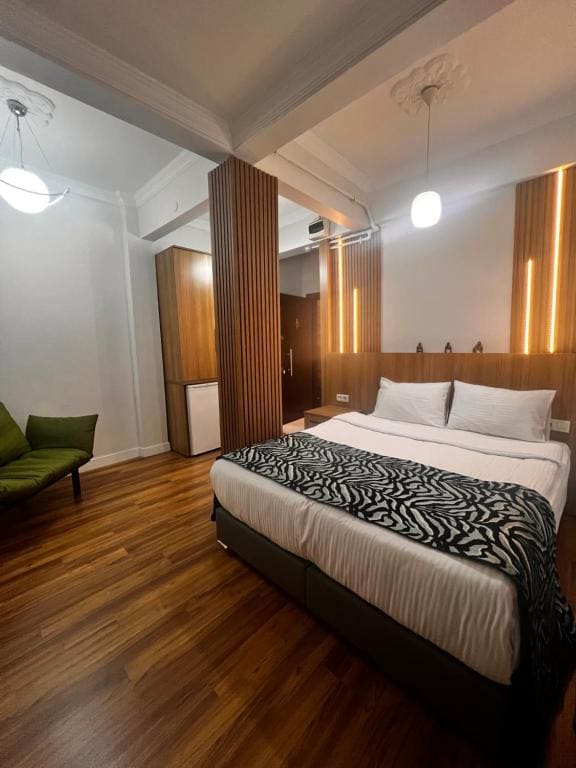 Deluxe Family Room room - Image 3