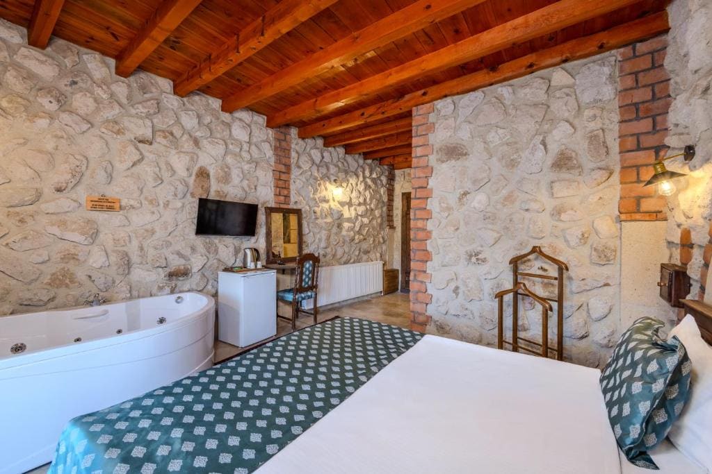 Queen Suite with Spa Bath room - Image 2