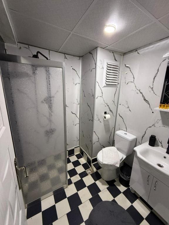 Standard Quadruple Room room - Image 1