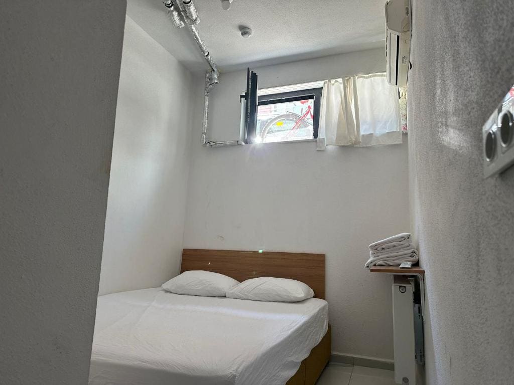 Deluxe Single Room with Balcony room - Image 2