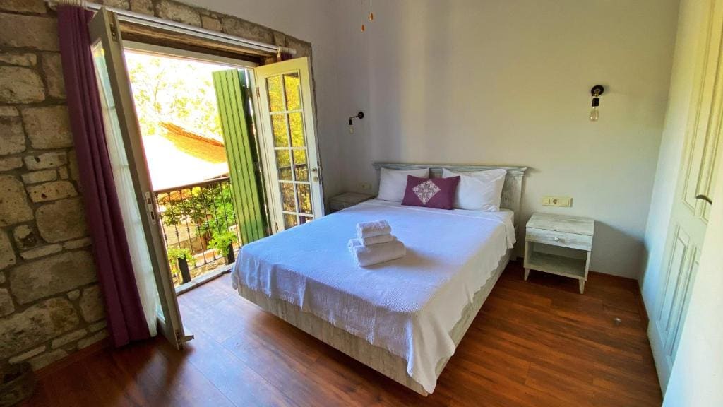 Deluxe Double Room with Balcony room - Image 2