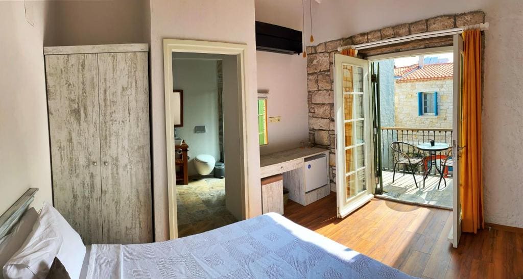 Deluxe Double Room with Balcony room - Image 3