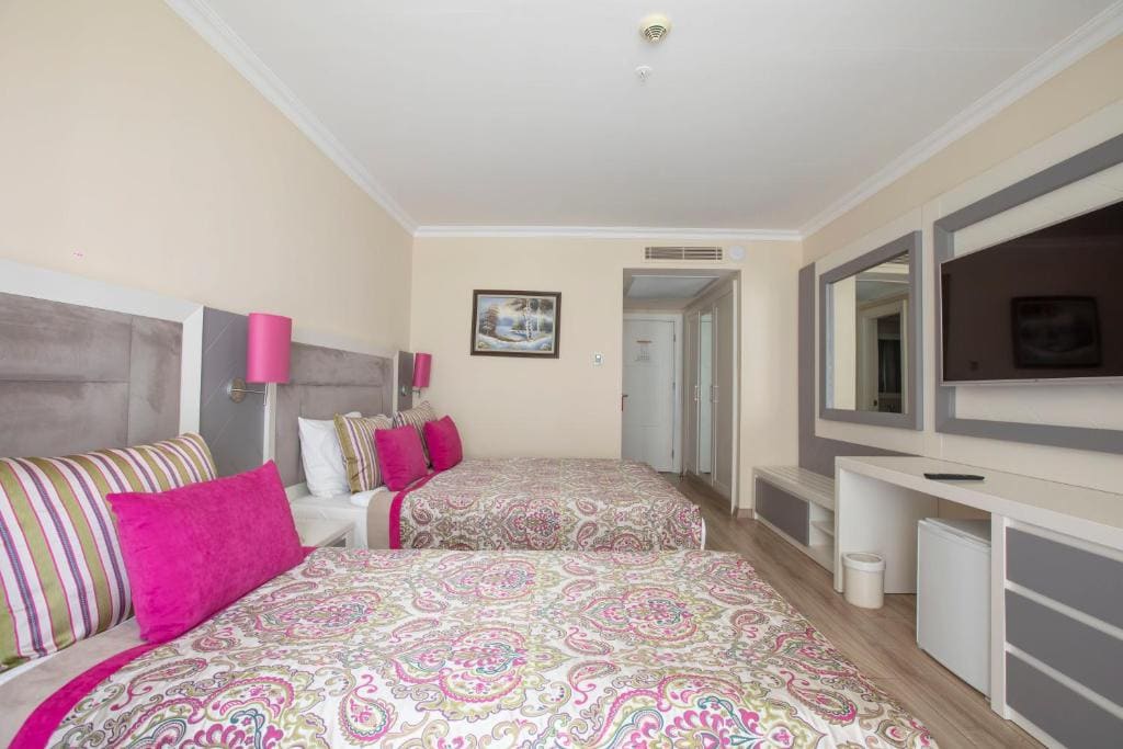 Standard Land View Room room - Image 3