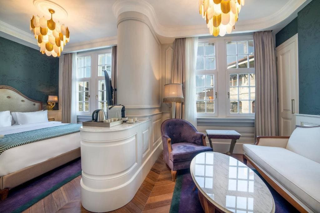 Grand Deluxe Guest Room with 1 King room - Image 3