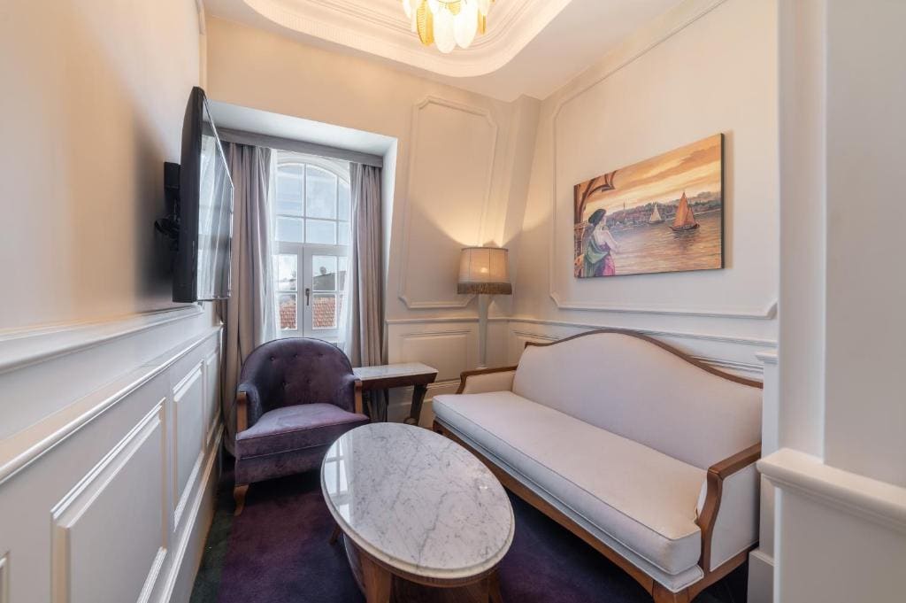 Executive Suite with, 1 King room - Image 3