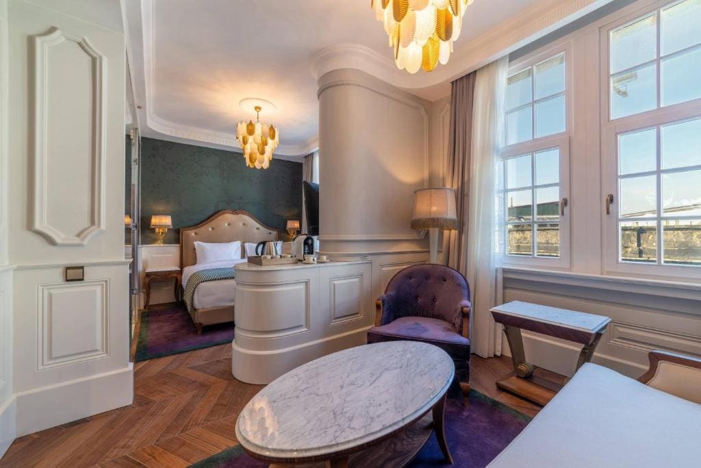 Grand Deluxe Guest Room with 1 King room - Image 2