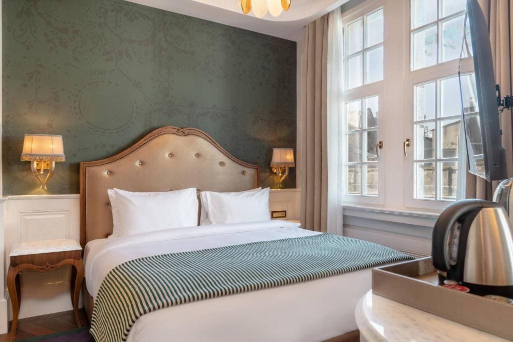 Deluxe King Room room - Image 1