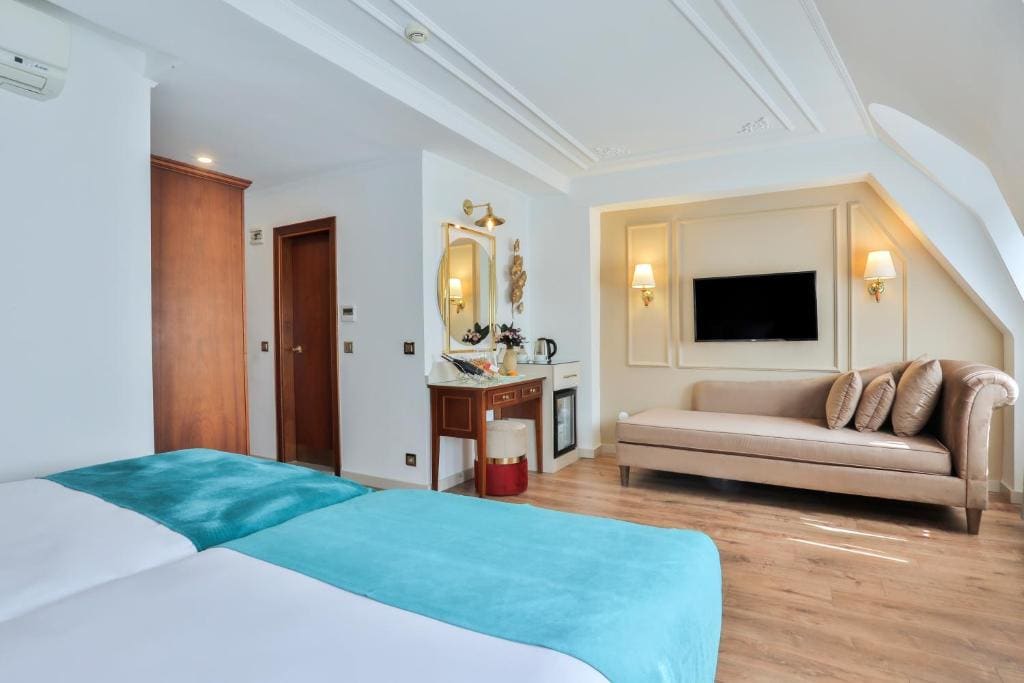 Superior Triple Room room - Image 2