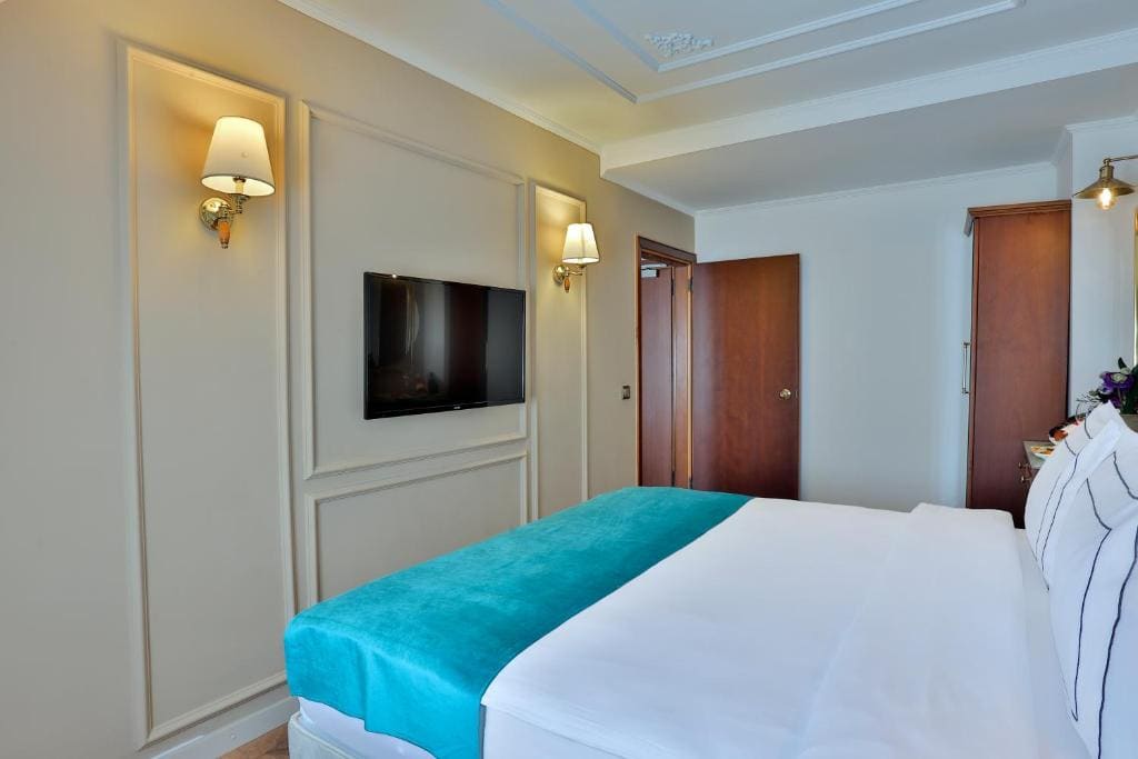 Superior Family Room room - Image 2