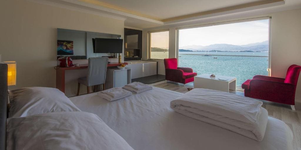 Deluxe Suite with Spa Bath room - Image 1