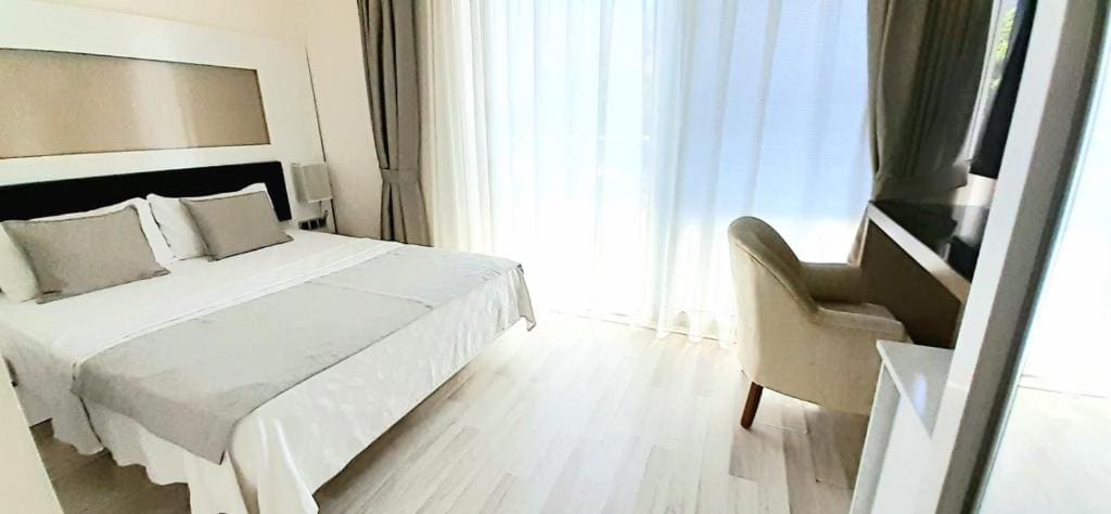 Room with City View room - Image 2