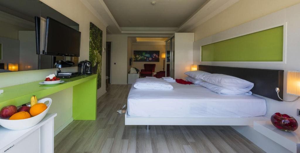 Superior Suite with Sea View room - Image 1