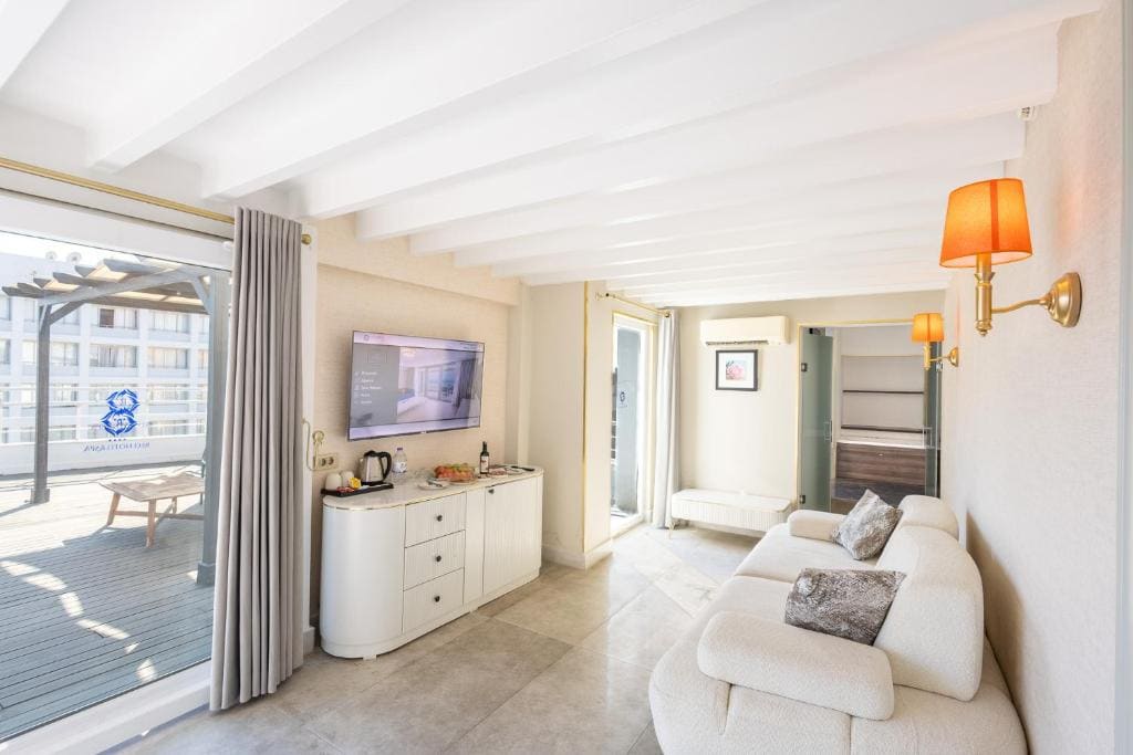 Deluxe King Suite room - Image 1
