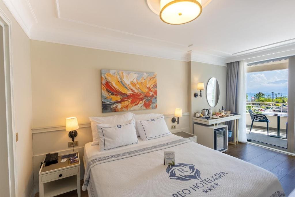 Deluxe Double Room with Side Sea View room - Image 2