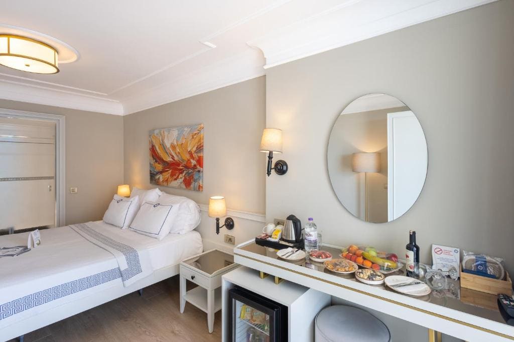 Deluxe Double Room with Side Sea View room - Image 3