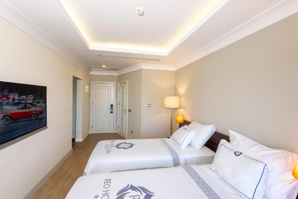 Deluxe Family Room room - Image 2