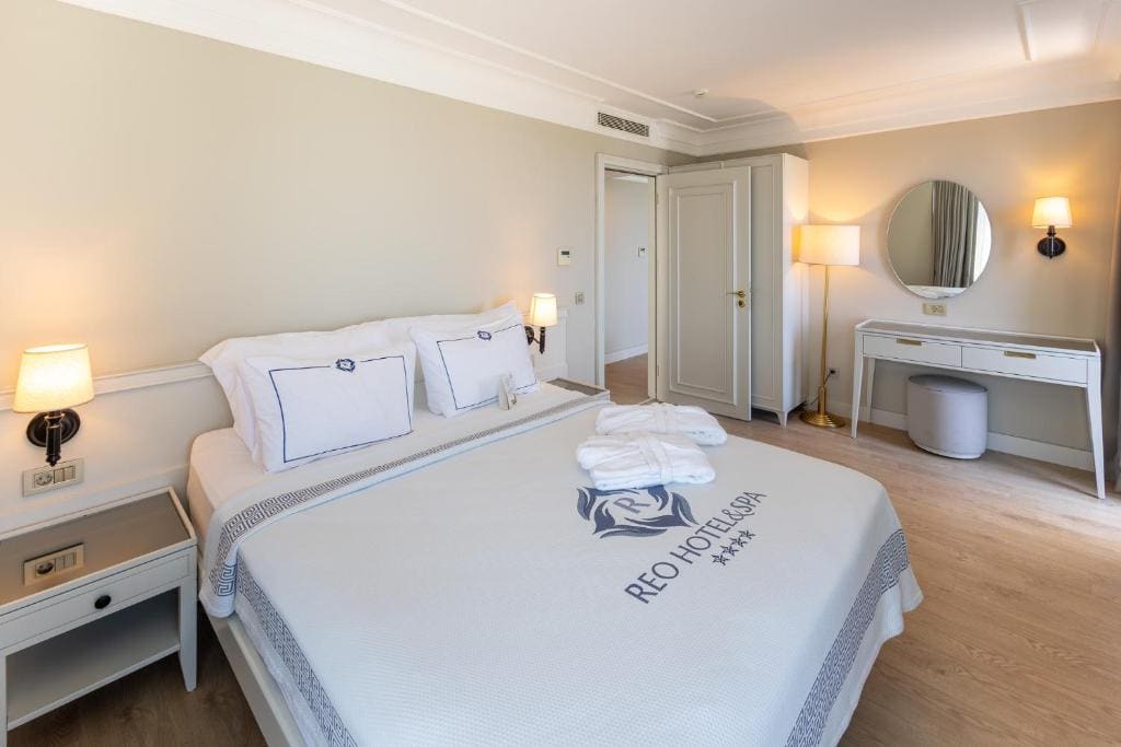 Suite with Sea View room - Image 2