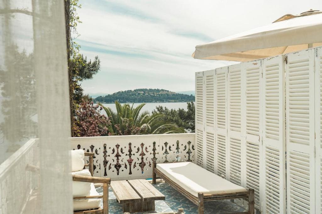 Deluxe Double Room with Balcony and Sea View room - Image 3