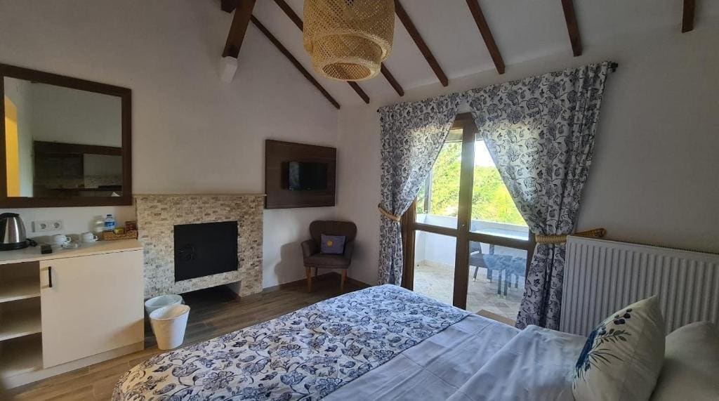 Double Room with Lake View room - Image 2