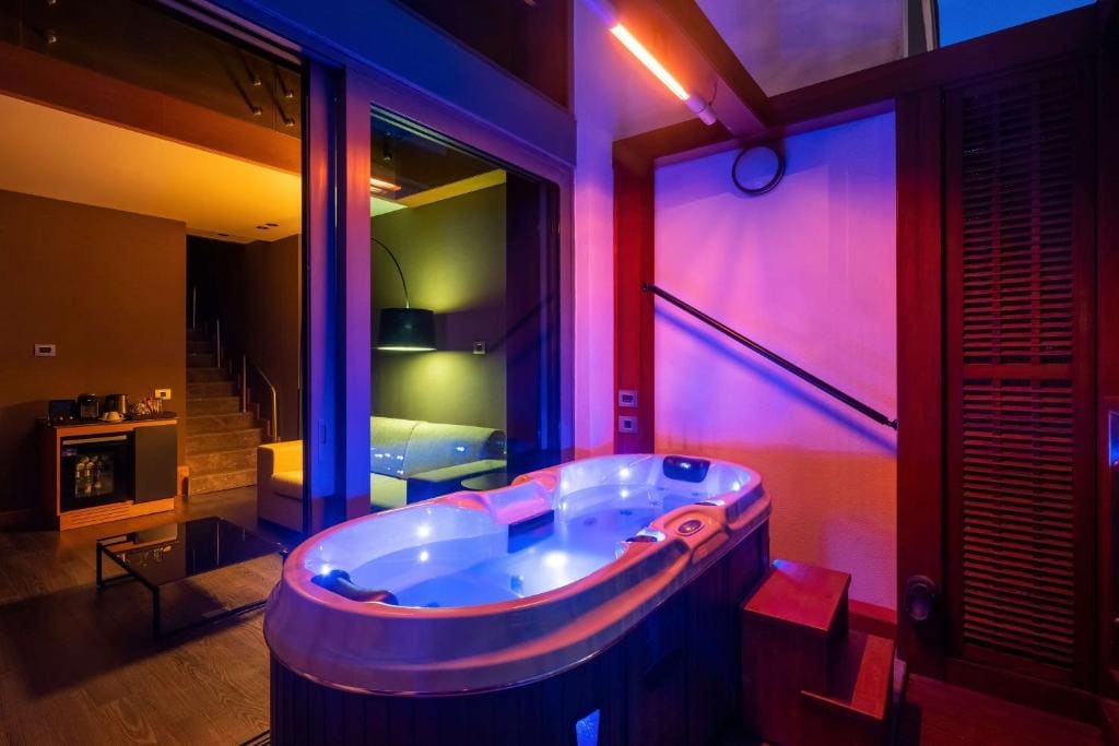Loft Suite with Jacuzzi room - Image 3