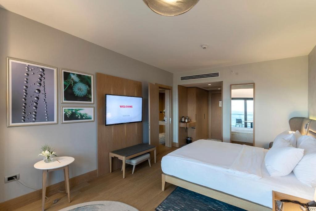 Family Room with Balcony room - Image 2