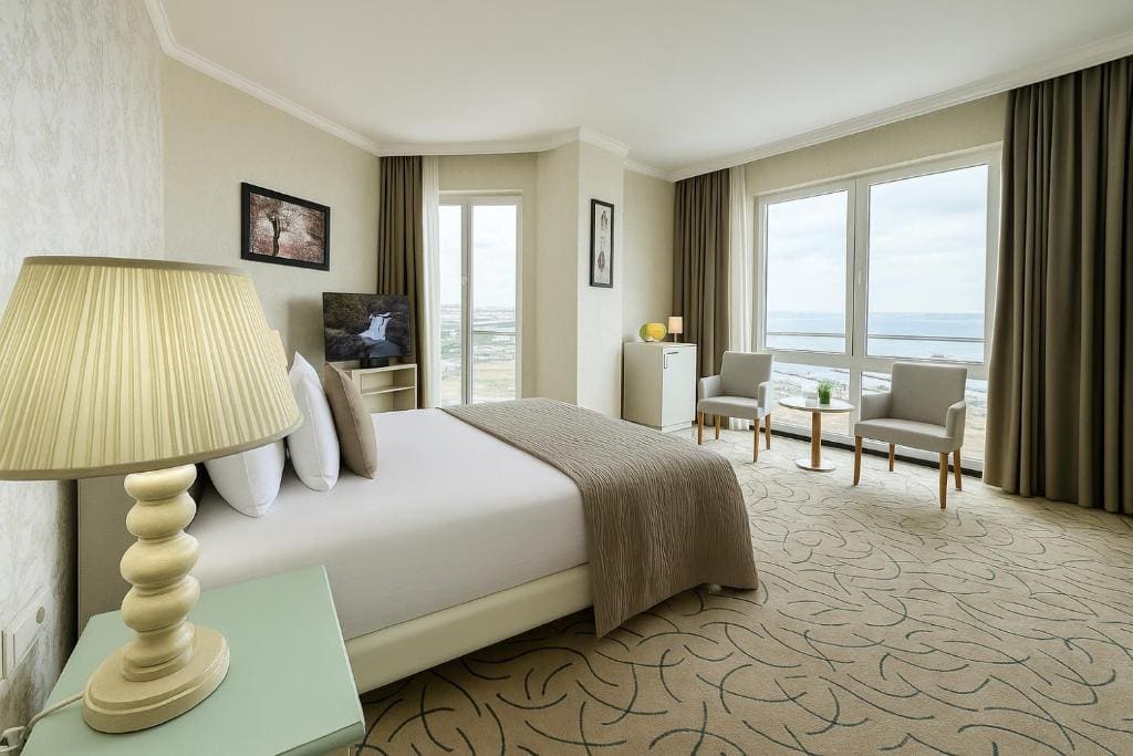 Deluxe Suite Sea and City View room - Image 1