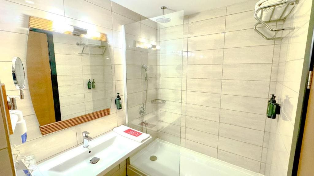 Deluxe Twin Valley and Partial Sea View Non Smoking room - Image 2