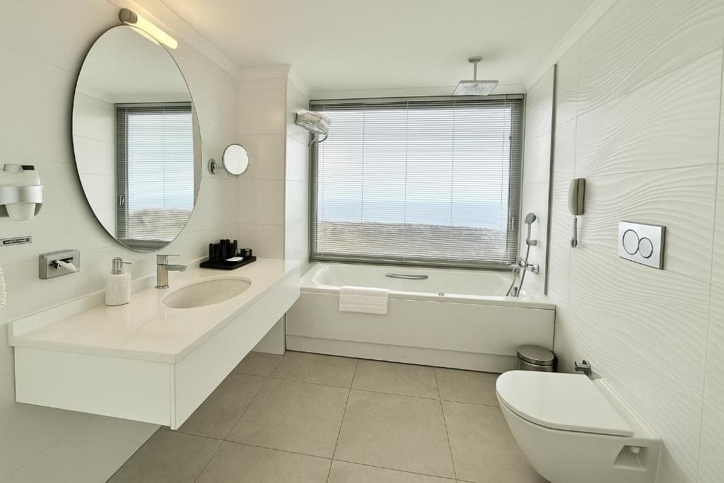Deluxe Suite Sea and City View room - Image 3