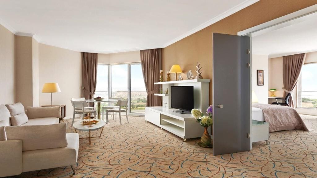 Deluxe Suite Sea and City View room - Image 2