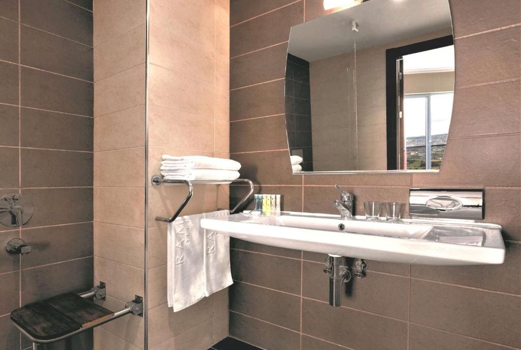 Deluxe Accessible King Sea and City View Non Smoking room - Image 1