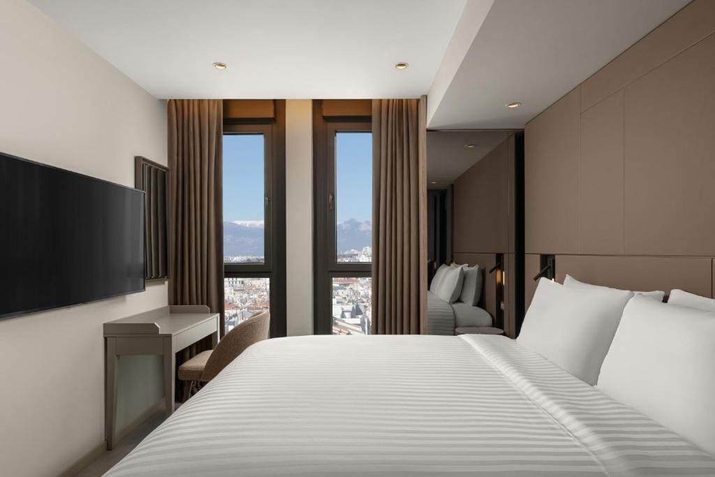 One-Bedroom Queen Suite with Sofa Bed and City View room - Image 2