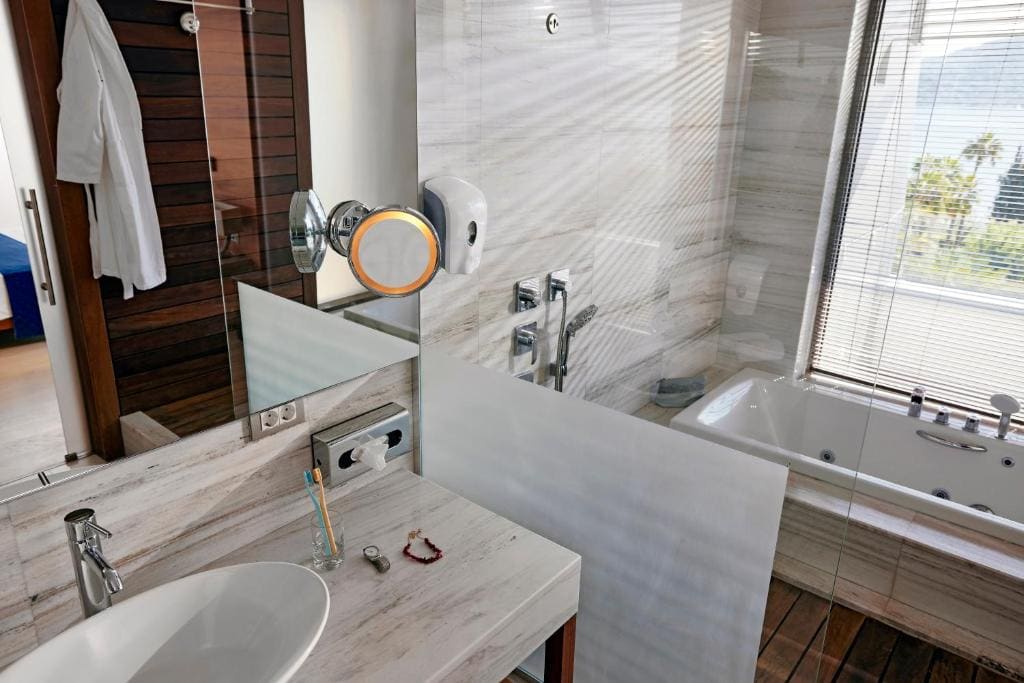 Deluxe Sea View Suite room - Image 3