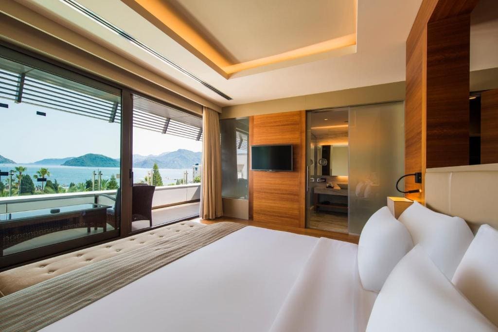 Deluxe Sea View Suite room - Image 2