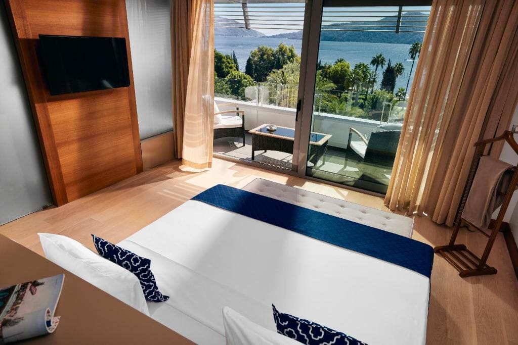 Deluxe Sea View Suite room - Image 1