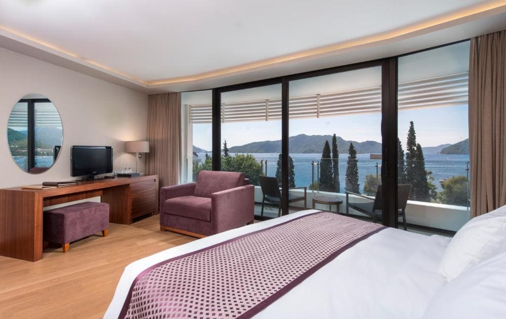 Double Room with Sea View room - Image 2